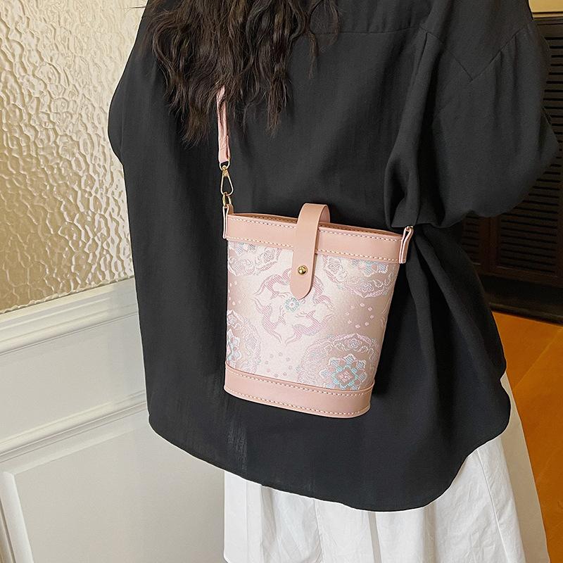 DIY Knitted Bag - Pink Vintage - Leatherwork Patterns recension och pris